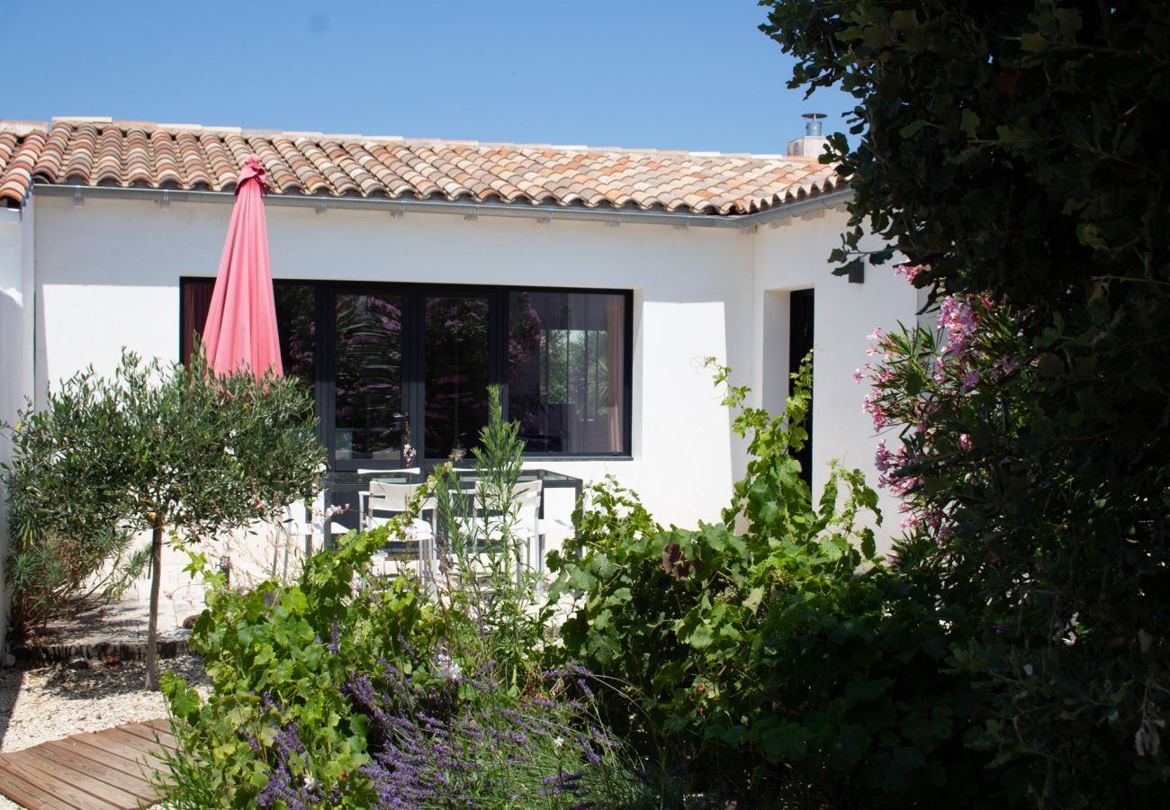 Coin de terrasse verdoyant avec table et chaises