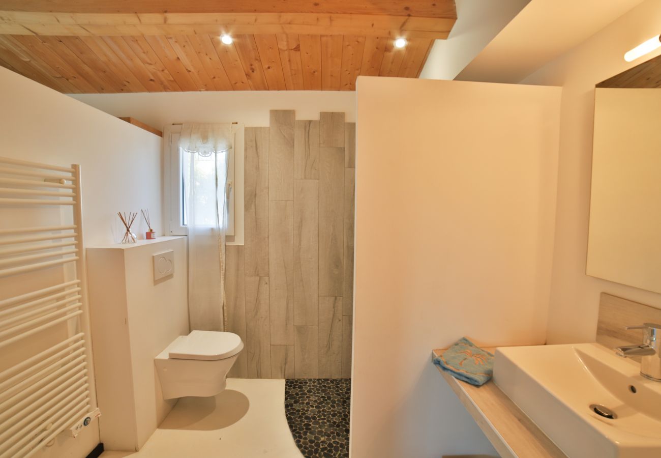 salle de ban avec douche italienne, vasque et WC