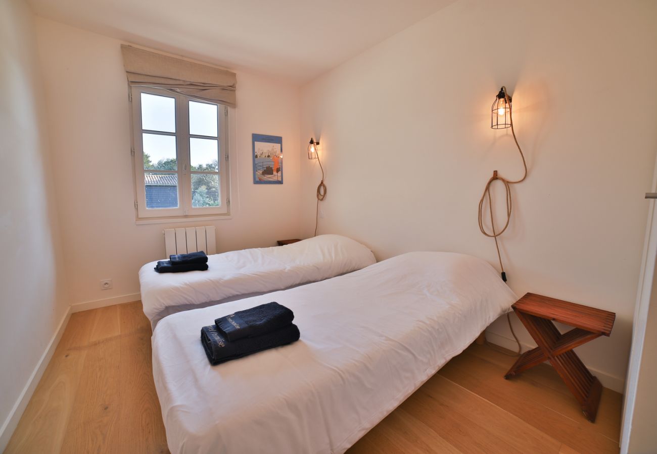 Chambre double avec deux lits simples et fenêtre