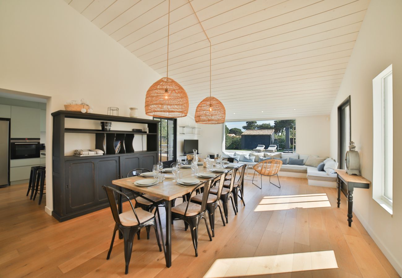 Salle à manger avec table et chaises et beau parquet