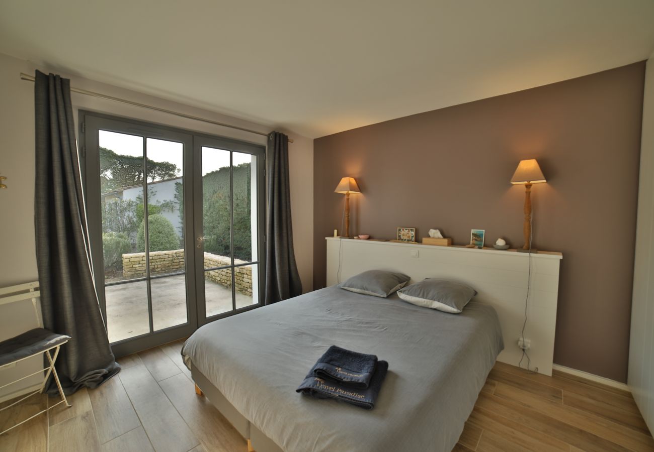 Chambre à coucher lumineuse avec lit double et terrasse 