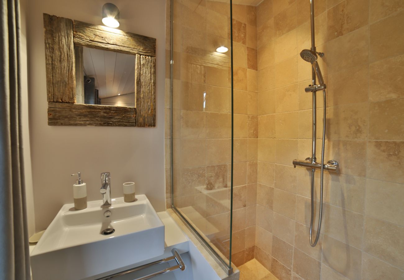 Salle de bain avec douche italienne et vasque 