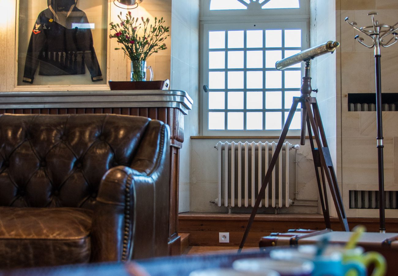 Salon avec canapé en cuir et longue vue 