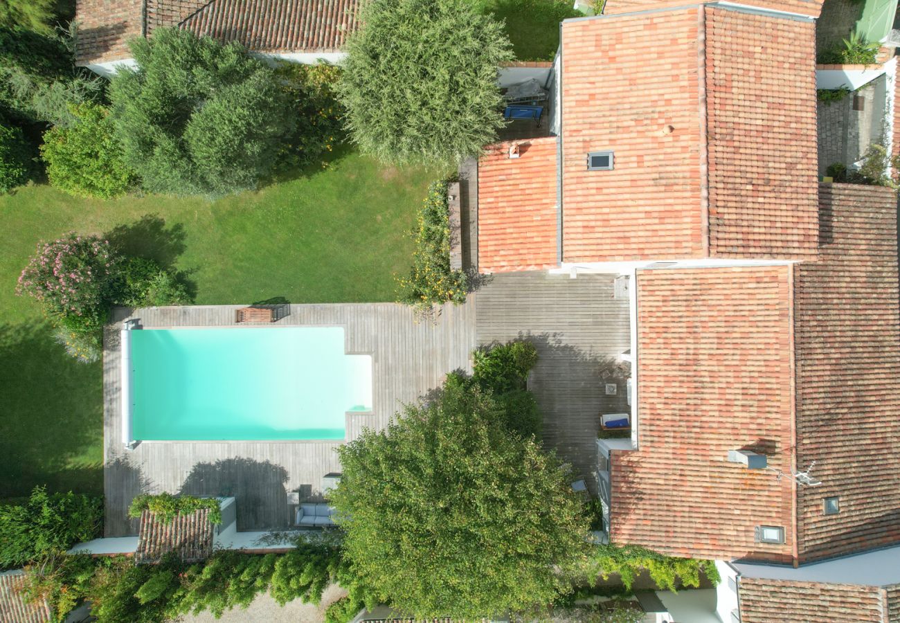 vue aérienne piscine villa à La Couarde - Ile de Ré -