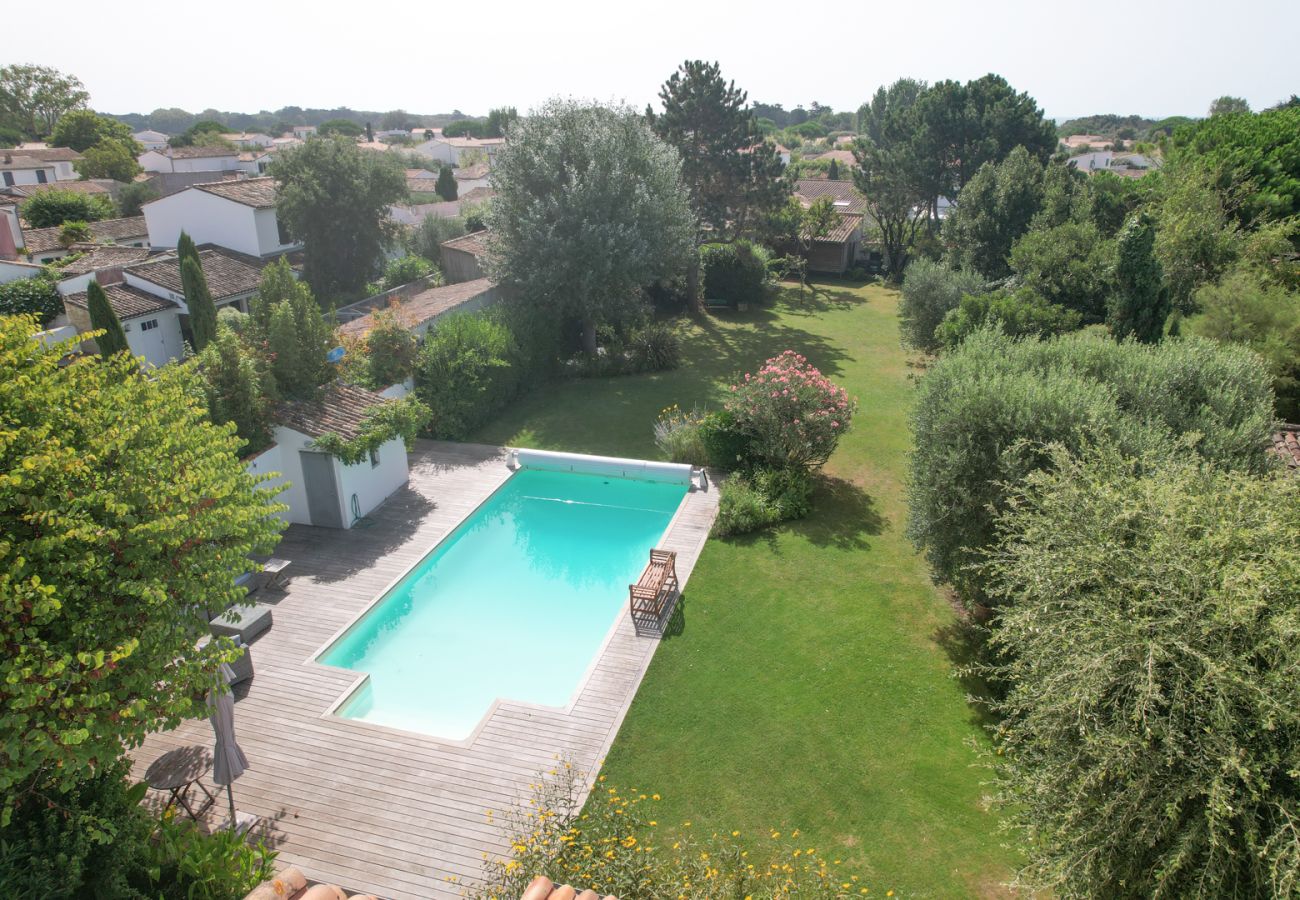 Vue du jardin avec piscine Ile de Ré location villa